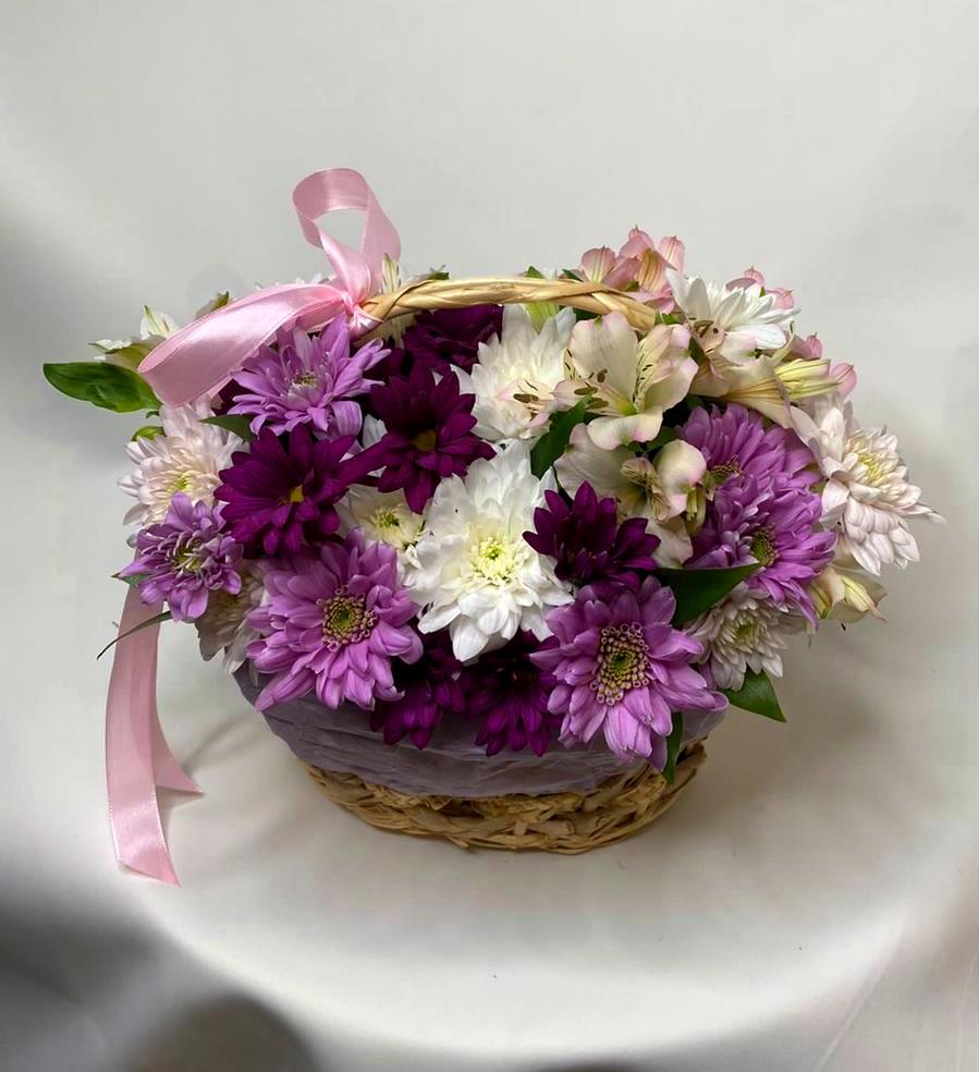 Цветочная композиция из Хризантемы и Альстромерии в корзине в Северо-Восточные Сады