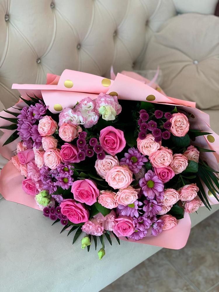 Букет цветов из: Хризантемы, Розы и Лизиантусы в Северо-Восточные Сады