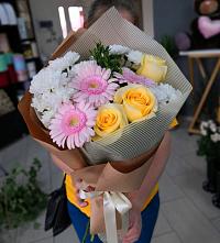 Букет цветов из:  Герберы, Розы и Хризантемы в Северо-Восточные Сады