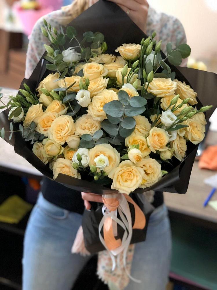 Букет цветов из: Розы и Лизиантусы в Северо-Восточные Сады