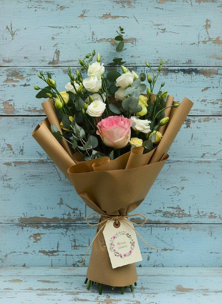 Букет цветов из: Розы и Лизиантусы в Северо-Восточные Сады