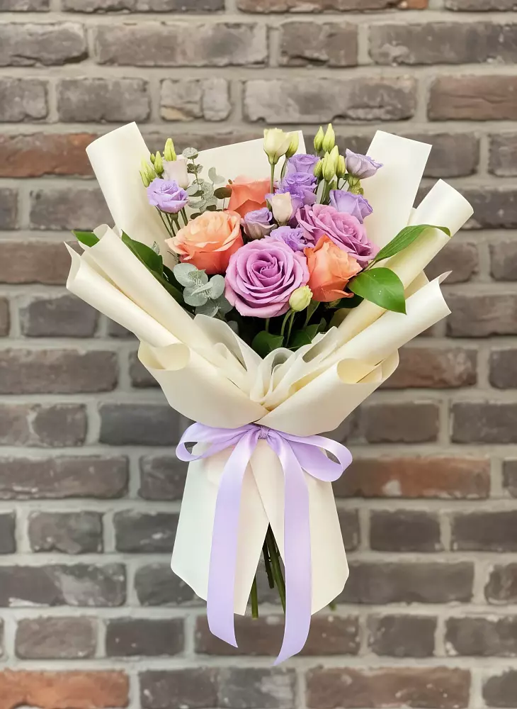 Букет цветов из: Лизиантусы и Розы в Северо-Восточные Сады