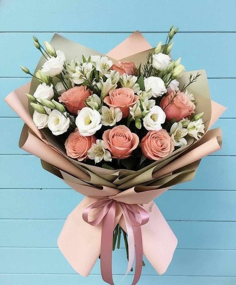 Букет цветов из: Розы, Альстромерии и Лизиантусы в Северо-Восточные Сады