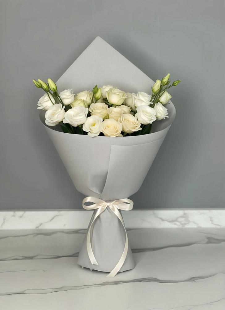 Букет цветов из: Розы и Лизиантусы в Северо-Восточные Сады