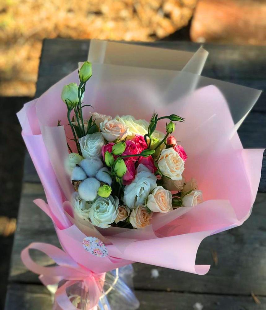 Букет цветов из: Розы и Лизиантусы в Северо-Восточные Сады