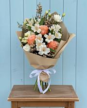 Букет цветов из:  Альстромерии, Лизиантусы, Розы и Хризантемы в Северо-Восточные Сады