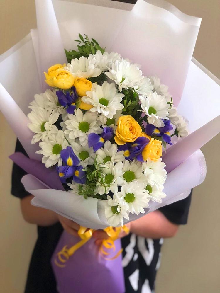 Букет цветов из: Ирисы, Хризантемы и Розы в Северо-Восточные Сады