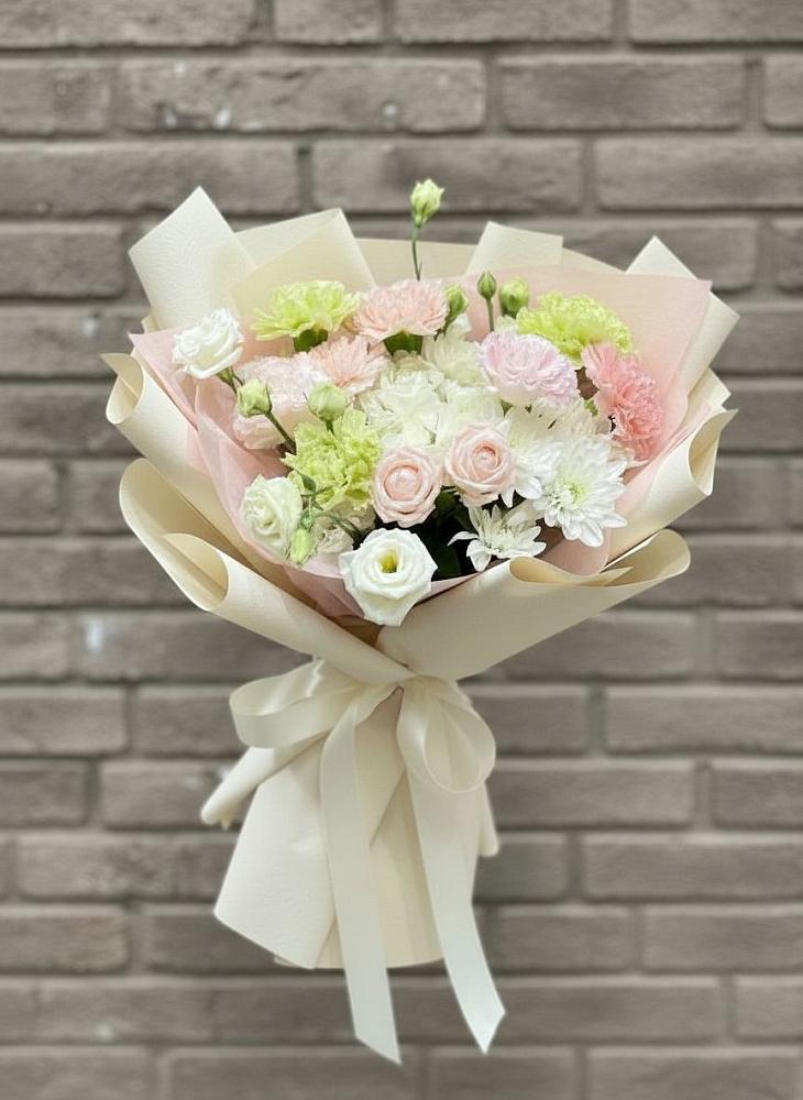 Букет цветов из: Гвоздики, Розы, Лизиантусы и Хризантемы в Северо-Восточные Сады
