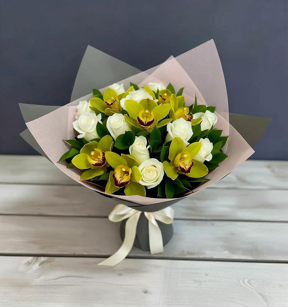 Букет цветов из: Орхидеи и Розы в Северо-Восточные Сады