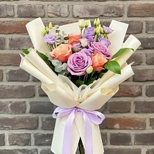 Букет цветов из:  Лизиантусы и Розы в Северо-Восточные Сады