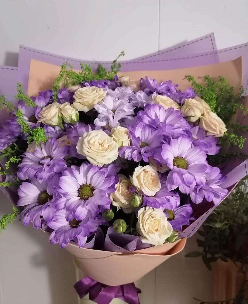 Букет цветов из: Хризантемы и Розы в Северо-Восточные Сады