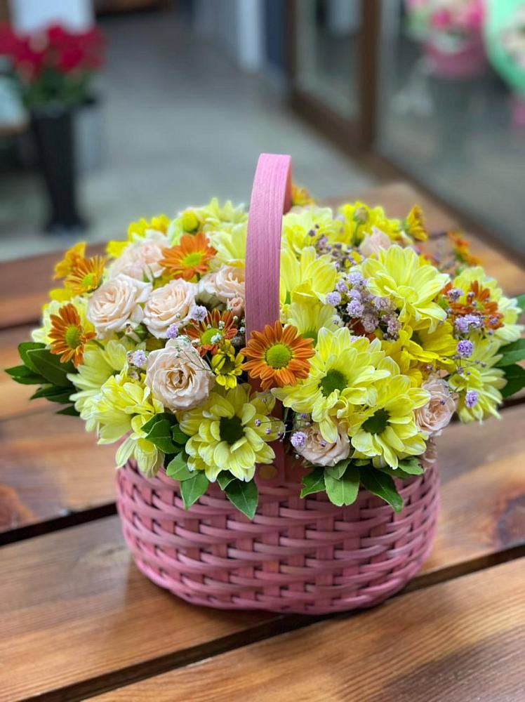 Цветочная композиция из Хризантемы и Розы в корзине в Северо-Восточные Сады