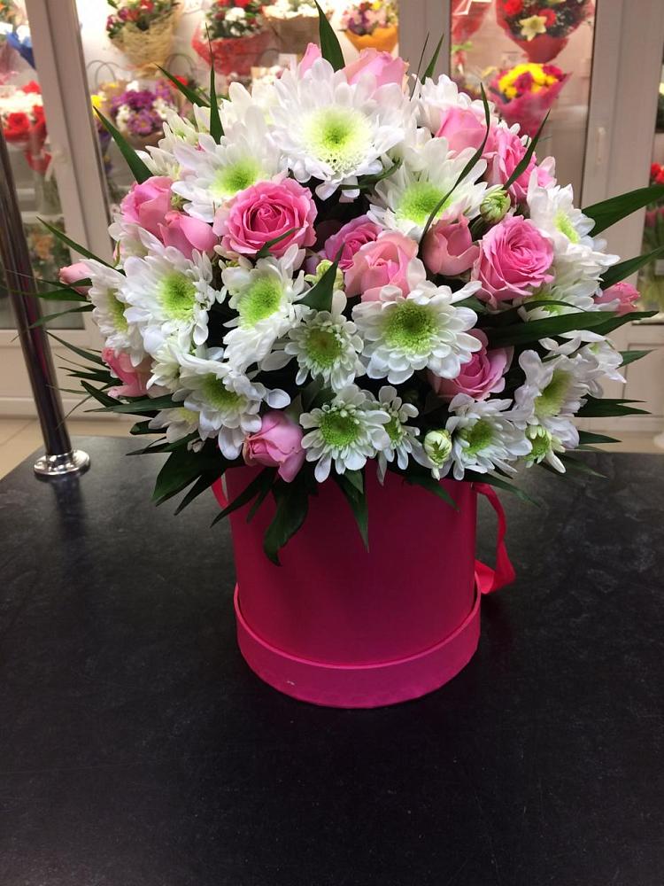 Цветочная композиция из Розы и Хризантемы в шляпной коробке в Северо-Восточные Сады