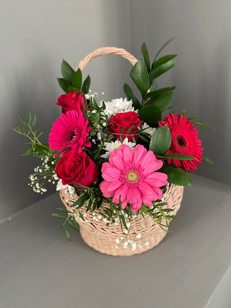 Цветочная композиция из Розы, Хризантемы и Герберы в корзине в Северо-Восточные Сады