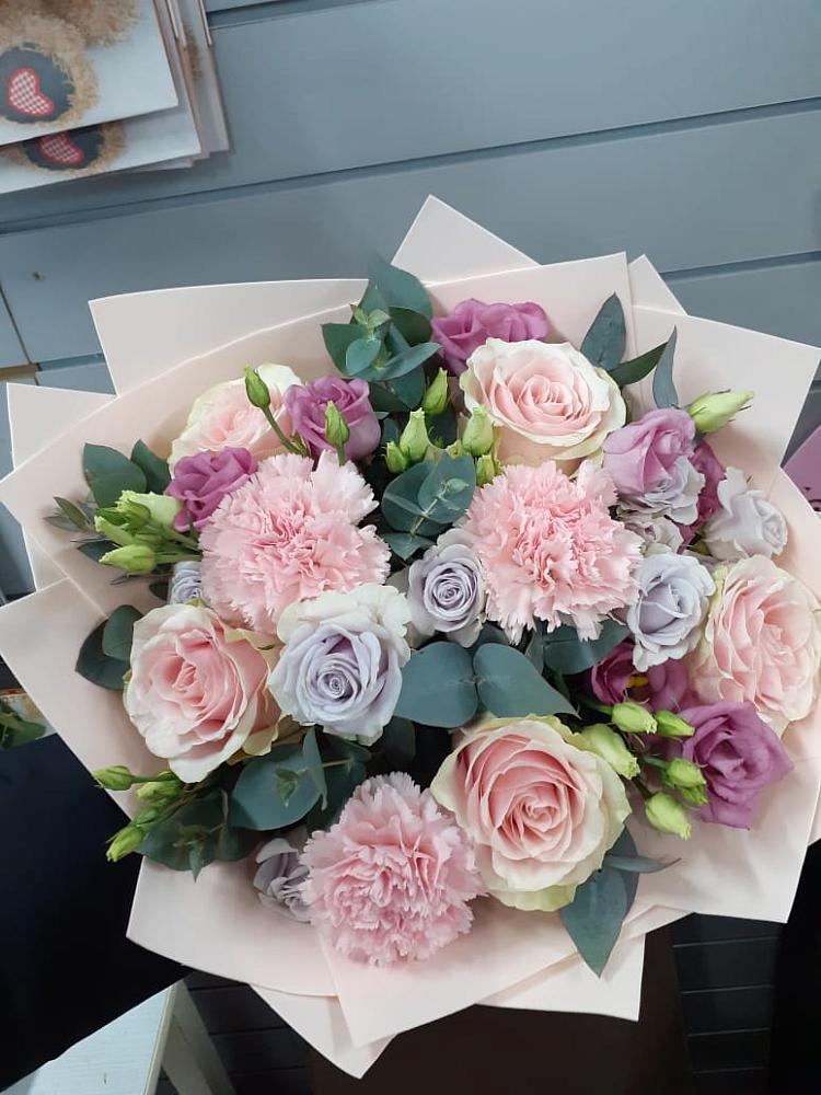 Букет цветов из: Розы, Гвоздики и Лизиантусы в Северо-Восточные Сады