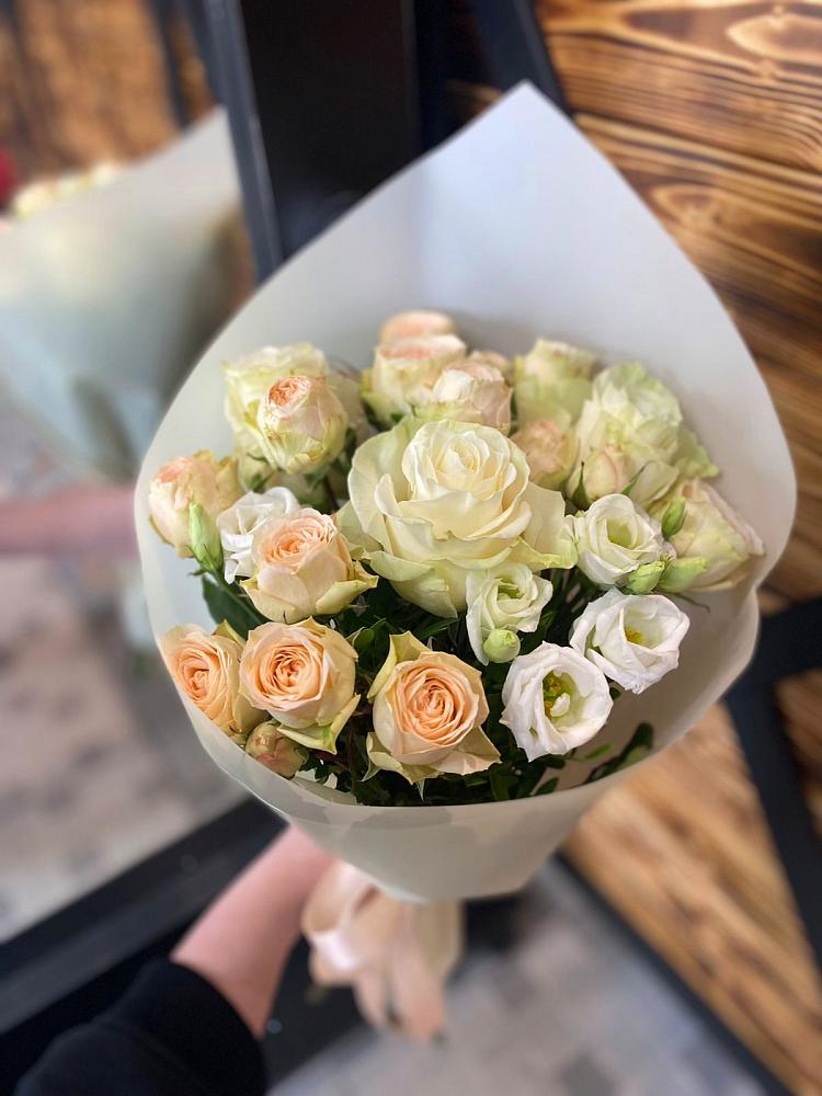 Букет цветов из: Розы и Лизиантусы в Северо-Восточные Сады